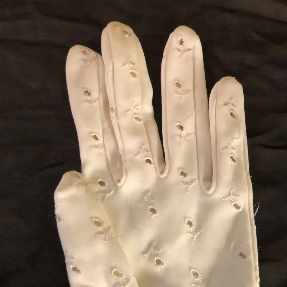 Vintage Off White Ladies Gloves Floral Embroidery